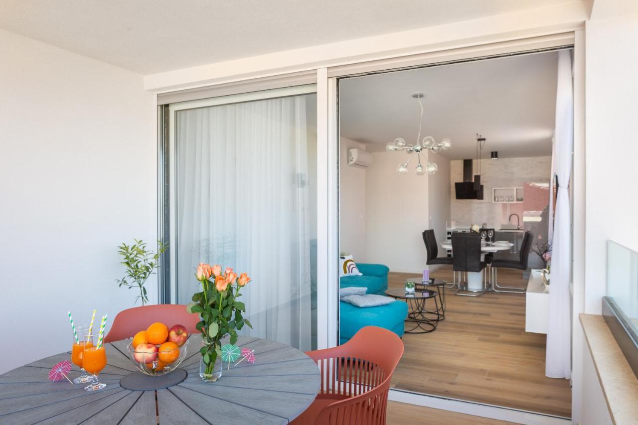 Apartment Alegria In Okrug With Heated Pool, Sea View, Jacuzzi, Wifi Trogir Exterior foto
